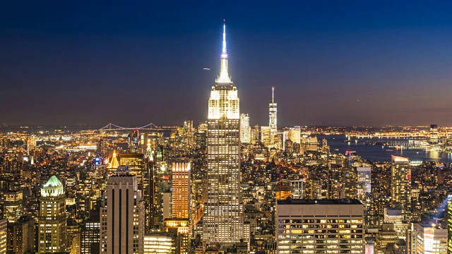 曼哈顿天际线和帝国大厦，纽约，白天到晚上的时间流逝视频下载