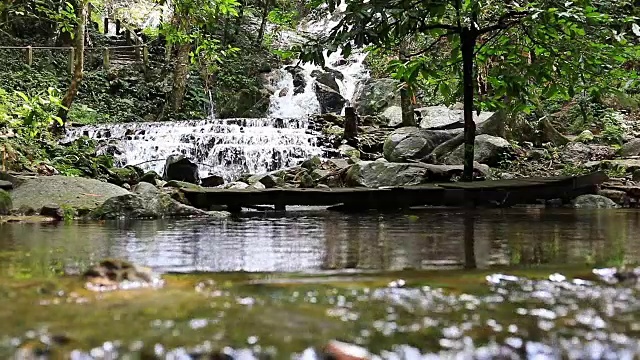 慢镜头，泰国清迈的湄甘榜瀑布视频素材