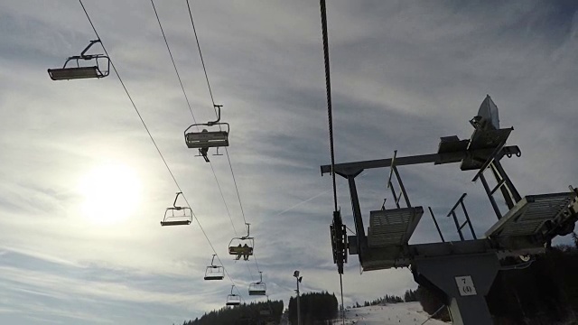 以天空为背景的滑雪缆车。视频素材