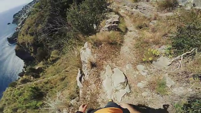 一名男子在高悬崖的单轨上奔跑视频素材