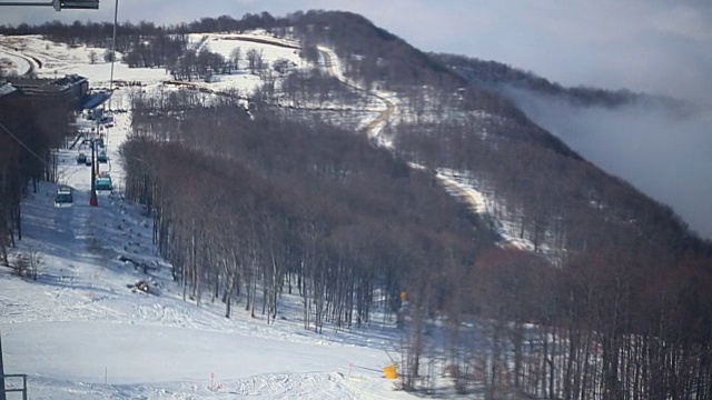 滑雪坡雪电梯鸟瞰图视频下载