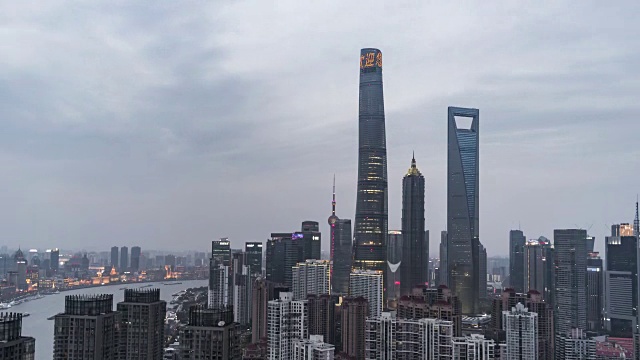 T/L WS HA TD高视角上海陆家嘴金融区，昼到夜过渡/上海，中国视频素材
