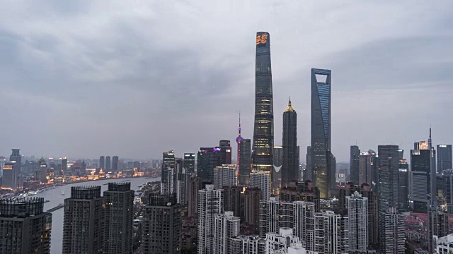 T/L WS HA ZI高视角上海陆家嘴金融区，昼到夜过渡/上海，中国视频素材