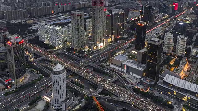 T/L WS HA PAN鸟瞰图美妙的城市景色和拥挤的交通，白天到晚上过渡/北京，中国视频素材