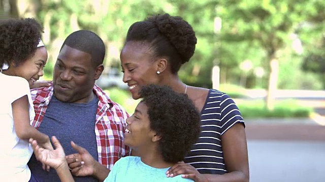 黑人家庭和两个孩子一起大笑视频素材