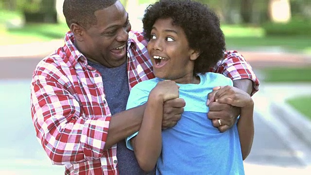 黑人父亲抱起12岁的儿子视频素材