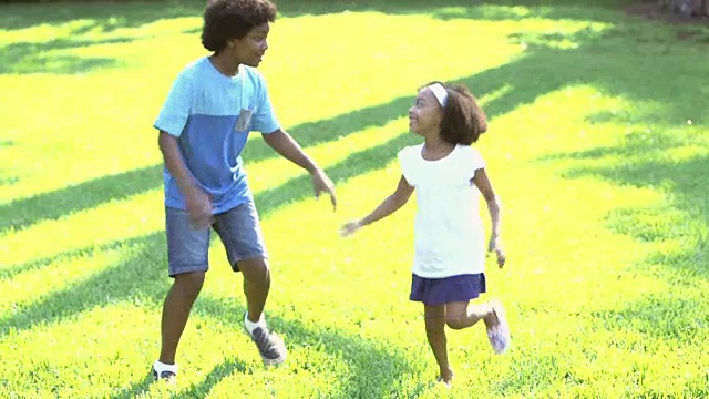 小男孩和小妹妹一起跑和玩视频素材