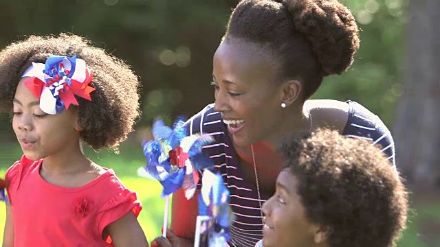 黑人母亲和孩子们在美国的节日里玩耍视频素材