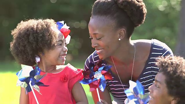 黑人母亲和孩子们在美国的节日里玩耍视频素材