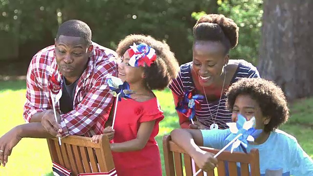 黑人家庭，两个孩子在玩美国的节日视频素材
