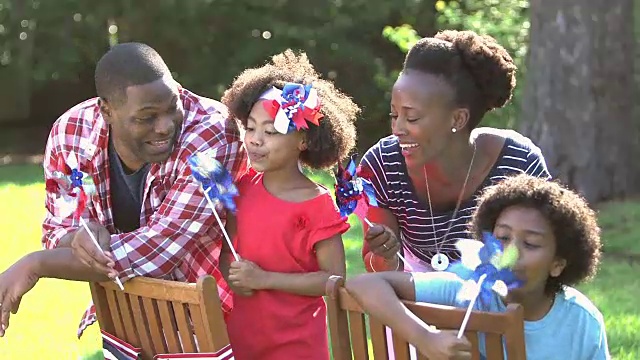 黑人家庭，两个孩子在玩美国的节日视频素材