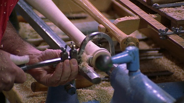 在肯塔基州路易斯维尔棒球队工厂，用车床上的工具来塑造棒球棒视频素材