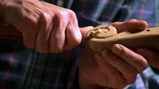 近手雕刻乐器的手柄视频素材