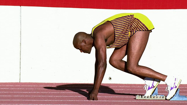 黑人男性运动员开始准备起跑线和起跑线视频下载