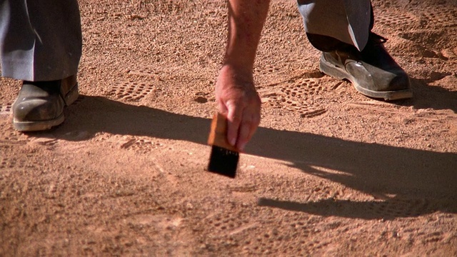 中速倾斜下倾斜向上棒球裁判用刷子扫出本垒板上的泥土视频素材