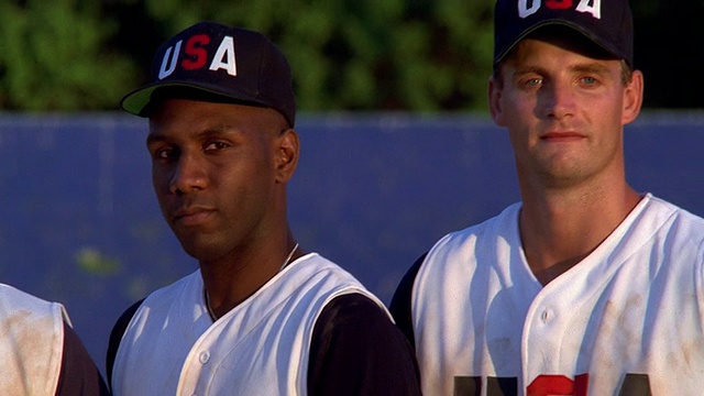 中速潘棒球队穿着美国制服和摆姿势视频素材