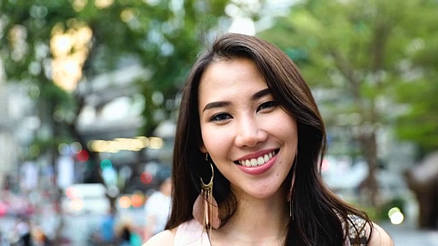 泰国妇女肖像户外在城市视频下载