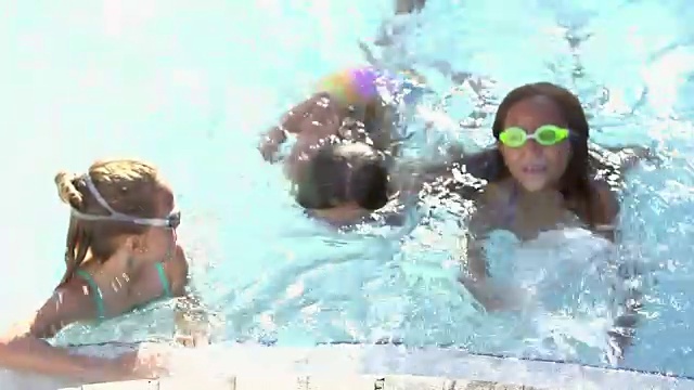 三个小女孩在水下游到泳池边视频素材
