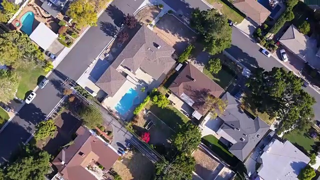 住宅小区房屋和树木的天线视频下载