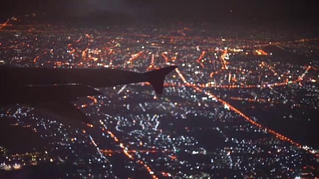 夜航飞机机翼和城市视频素材