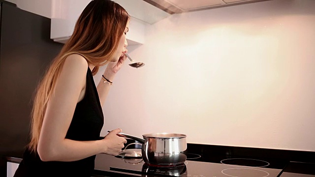 现代化的厨房和忙碌的厨师视频素材