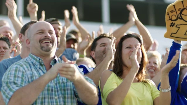 体育场的观众在足球赛时欢呼视频素材