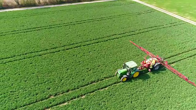 拖拉机在春季给农田喷洒农药视频素材