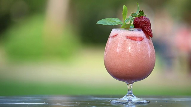冷鲜夏季饮料红草莓视频下载
