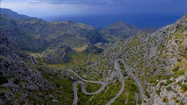 山脉与发夹转弯附近的Sa Calobra - Serra de Tramuntana /马略卡岛-西班牙视频素材