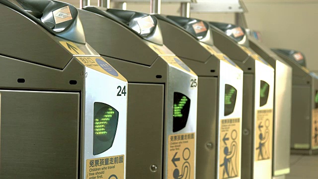 在台北市中心，人们正在扫描地铁通行证并通过检票口视频素材
