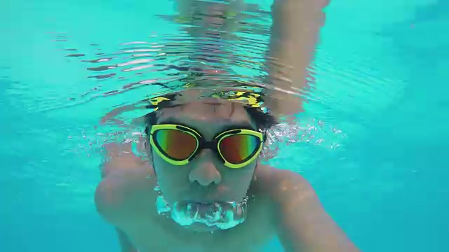 亚洲男人戴着护目镜在游泳池游泳视频下载