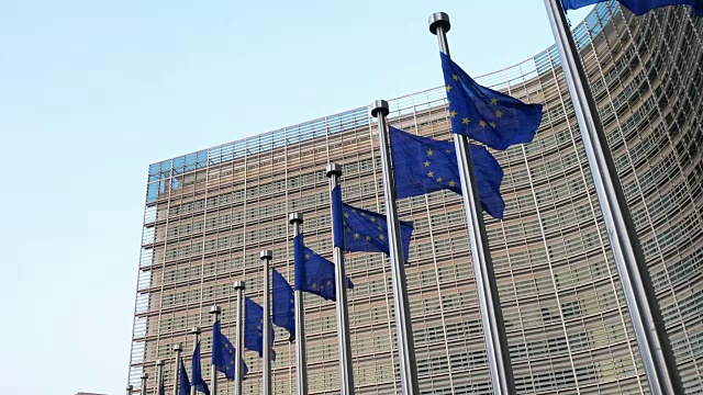 欧盟旗帜在Berlaymont大楼-欧盟委员会大楼在布鲁塞尔视频下载