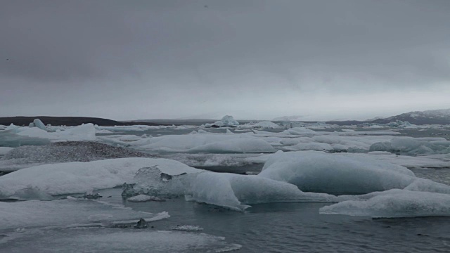 冰岛Jokulsarlon冰的低角度CU视频下载