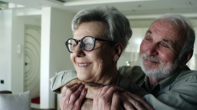 老年夫妇享受一起度过的时间视频素材