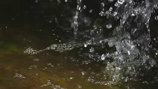 SLO MO拍摄溅水视频素材