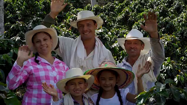 快乐的农民家庭对着镜头挥手微笑视频素材