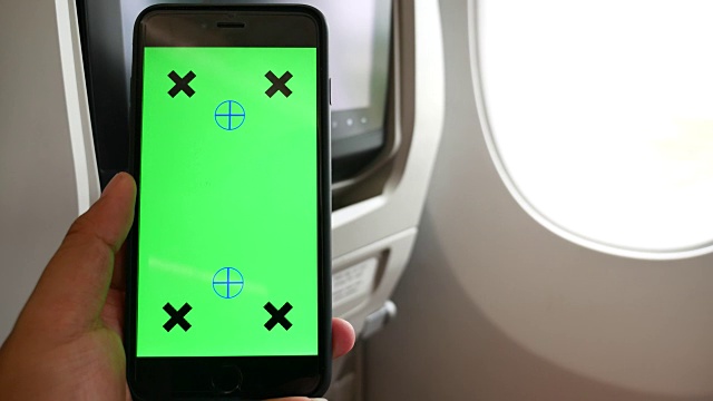 在飞机上使用绿色屏幕的智能手机视频素材