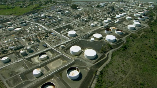 罗迪欧旧金山炼油厂的广角鸟瞰图，一个炼油厂位于旧金山湾区。视频素材
