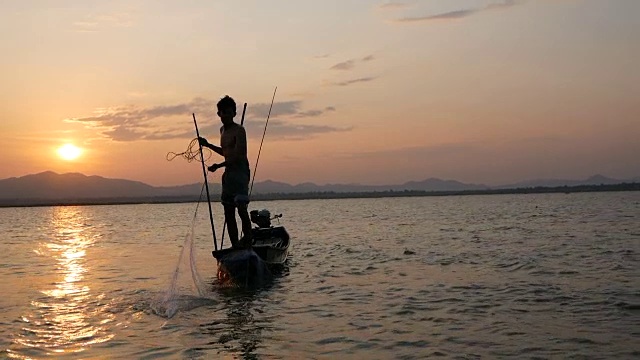 渔民在长尾船捕鱼视频素材