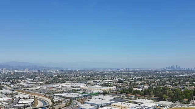 从上面可以看到洛杉矶工业区，公路和市中心视频下载