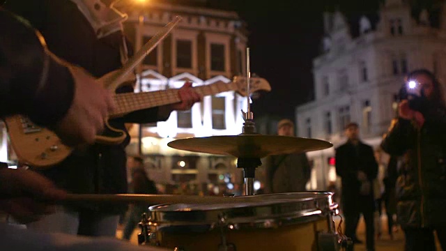 街头音乐家在晚上演奏视频下载