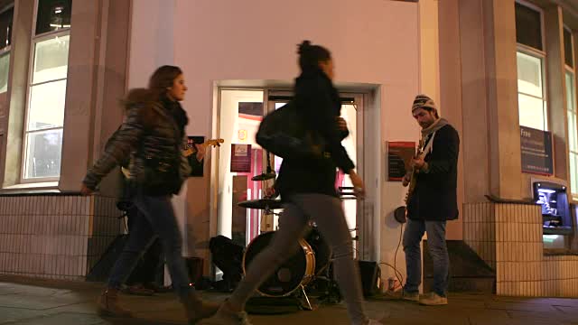 街头音乐家在晚上演奏视频素材