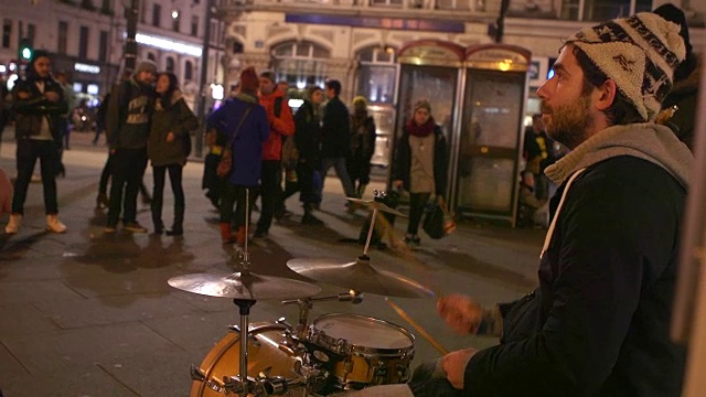 街头音乐家在晚上演奏视频下载
