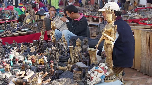 尼泊尔加德满都杜巴广场上的小贩视频下载