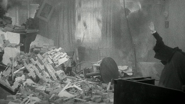 20世纪20年代，一名妇女在地震中保护自己免受掉落的房屋碎片的伤害视频素材