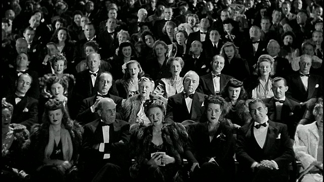 20世纪40年代高角度广角拍摄优雅的男女观看戏剧表演的观众视频素材