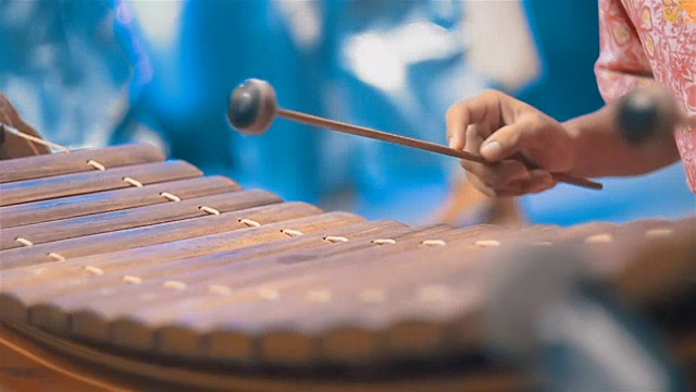 在传统音乐管弦乐团中弹奏泰国木琴的音乐家视频素材