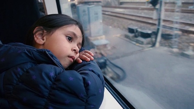 一个在火车上思考的女孩视频下载