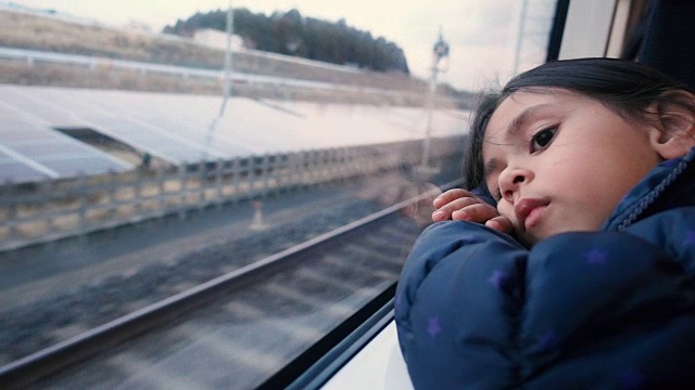 火车上孤独的女孩。视频素材