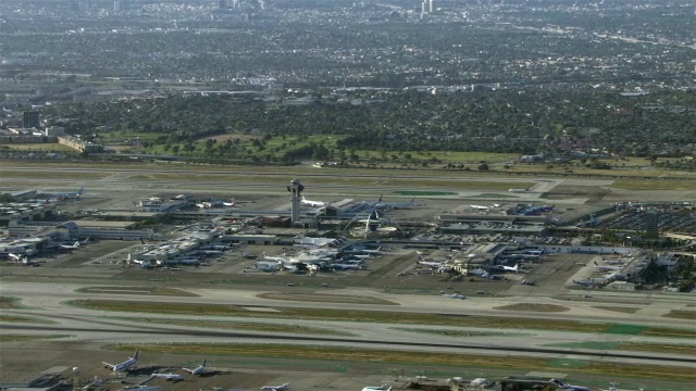 航拍的控制塔在洛杉矶国际机场(LAX)在洛杉矶，加利福尼亚州。视频素材